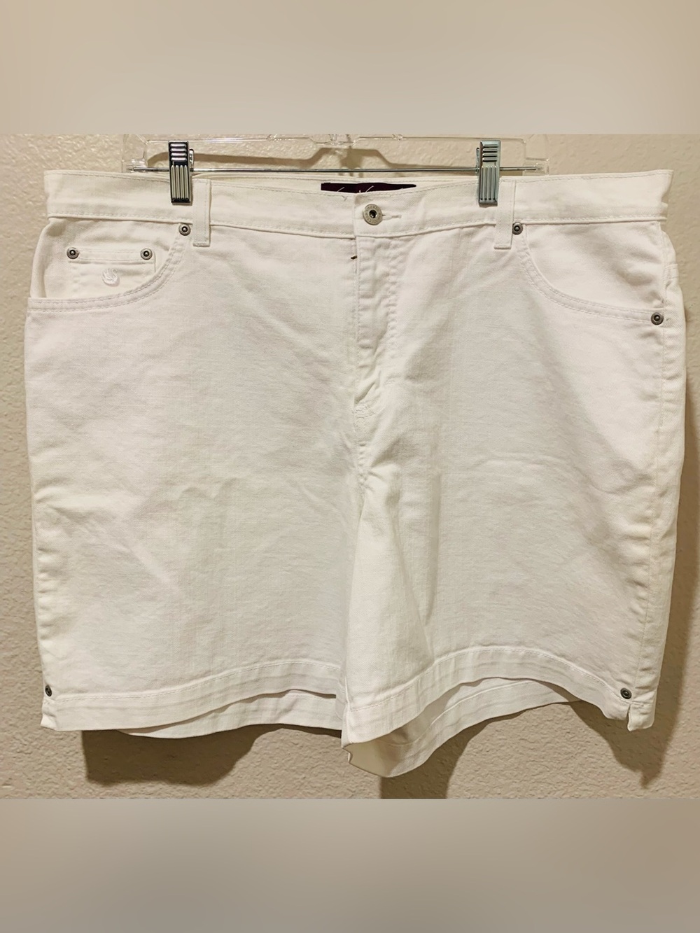 Gloria Vanderbilt Woman’s White Casual Shorts